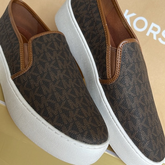 Michael Kors TEDDI SLIP ON
MK SIGNATURE SM
49FOTDFP3B
Platforms - Sneakers - Picture 8 of 16